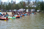 Départ de la course en bateaux gonflables